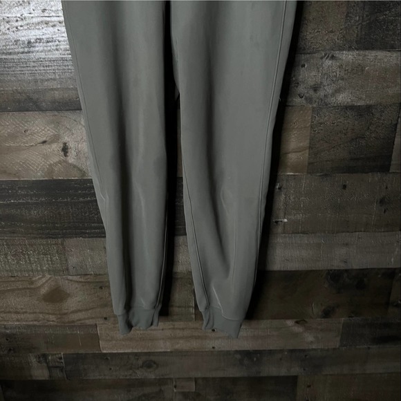 SOLD Lululemon On The Fly Jogger 6 - Picture 6 of 10